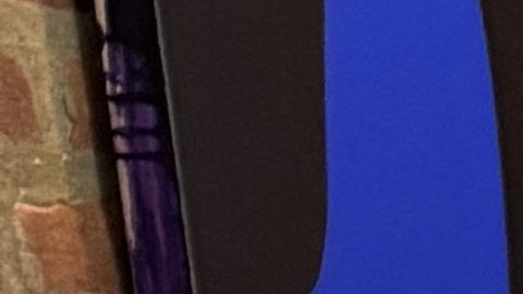 El artista venezolano Juan Luis Landaeta con las obras que integran la muestra que se expone en la UNAM Chicago del 13 de noviembre al 11 de diciembre de 2026. (Cortesía Juan Luis Landaeta)