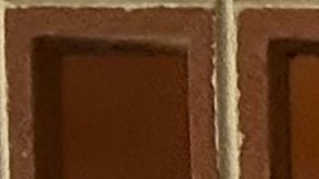 El senador por Arizona Rubén Gallego (al micrófono), nacido en Chicago, visitó negocios en la Calle 26 de La Villita. (Ashley Quincin / La Raza)