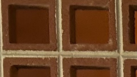 El senador por Arizona Rubén Gallego (al micrófono), nacido en Chicago, visitó negocios en la Calle 26 de La Villita. (Ashley Quincin / La Raza)