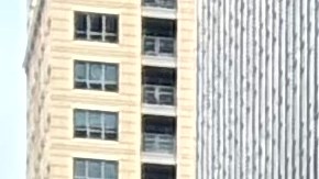 Veteranos, sindicalistas, activistas proinmigrantes y otras personas se manifestaron en Chicago contra la guerra, las redadas de inmigración, la guerra, los recortes en programas públicos y la militarización de la ciudad. (Ashley Quincin / La Raza)