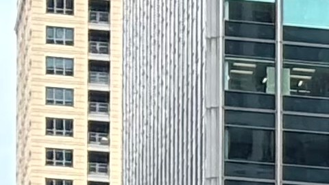 Veteranos, sindicalistas, activistas proinmigrantes y otras personas se manifestaron en Chicago contra la guerra, las redadas de inmigración, la guerra, los recortes en programas públicos y la militarización de la ciudad. (Ashley Quincin / La Raza)