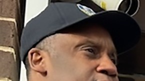 Los congresistas Jonathan Jackson, Delia Ramírez, Jesús García y Danny Davis inspeccionaron el centro de detención de ICE en Broadview, Illinois.