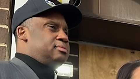 Los congresistas Jonathan Jackson, Delia Ramírez, Jesús García y Danny Davis inspeccionaron el centro de detención de ICE en Broadview, Illinois.