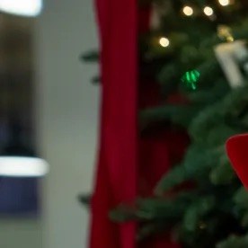 Las Marías, dúo de música mexicana, vestidas de rojo durante la activación navideña “Caroling All the Way con Coca-Cola” en Los Ángeles.