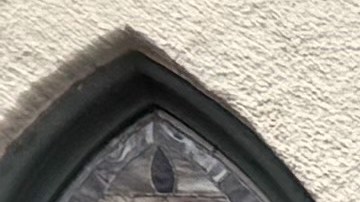 Fotografía cedida por la iglesia bautista Lake Street de Evanston de un pesebre con el Niño Jesús en una caja con las manos atadas y cubierto por una manta de papel de aluminio como la usadas en el centro de detención de inmigración, María y José usando máscaras para protegerse de gases lacrimógenos, y tres centuriones enmascarados con gafas de sol y chalecos verdes con la leyenda 'ICE' este lunes, en Evanston, IL. Una iglesia cristiana en el área de Chicago (Illinois) ha provocado polémica con un pesebre inspirado en la política migratoria de la Administración Trump con el recién nacido Niño Jesús esposado y una virgen María con máscara lacrimógena.