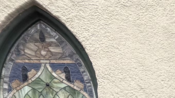 Fotografía cedida por la iglesia bautista Lake Street de Evanston de un pesebre con el Niño Jesús en una caja con las manos atadas y cubierto por una manta de papel de aluminio como la usadas en el centro de detención de inmigración, María y José usando máscaras para protegerse de gases lacrimógenos, y tres centuriones enmascarados con gafas de sol y chalecos verdes con la leyenda 'ICE' este lunes, en Evanston, IL. Una iglesia cristiana en el área de Chicago (Illinois) ha provocado polémica con un pesebre inspirado en la política migratoria de la Administración Trump con el recién nacido Niño Jesús esposado y una virgen María con máscara lacrimógena.