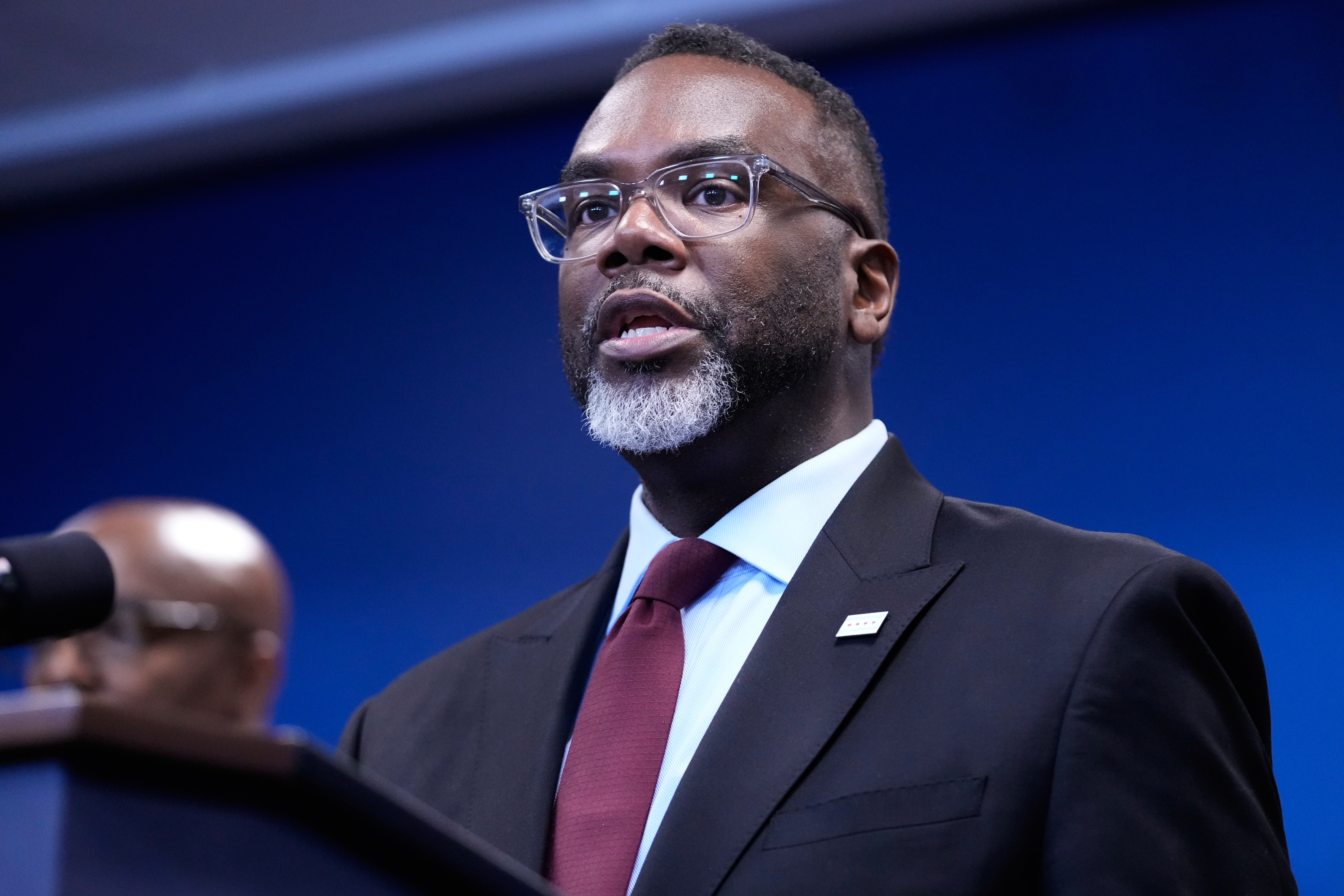 El alcalde Johnson propone un presupuesto que prioriza servicios públicos y nuevas fuentes de ingreso