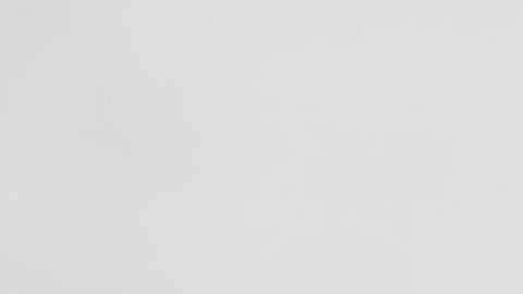 Selene Partida y la portada de su libro ‘Puertas de papel’. (Cortesía)