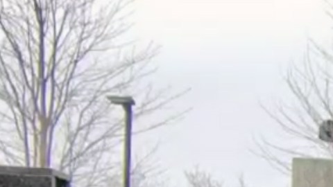 Baltazar Enríquez, presidente del Concilio Comunitario de La Villita, pide frente a la oficina del FBI que se investigue a fondo la muerte de Silverio Villegas a manos de un agente de inmigración. (Cortesía Baltazar Enríquez)