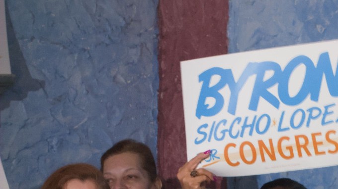 El concejal Byron Sigcho-López al anunciar su campaña al Congreso por el Distrito Cuatro Congresional de Illinois. (Cortesía Rebecca Evans)