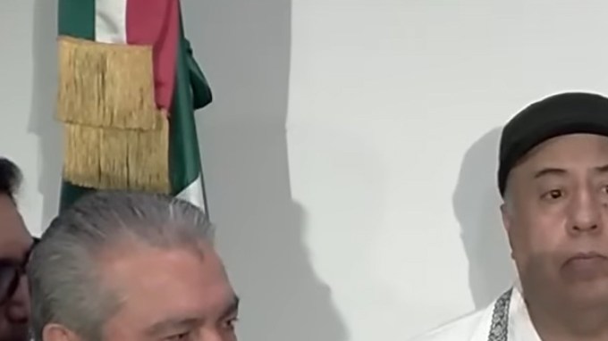 El líder migrante Manuel Castro (centro) y la diputada federal migrante mexicana Roselia Suárez (derecha), ambos residentes de Chicago, hablaron en la Ciudad de México sobre ampliación de los derechos de los mexicanos en el extranjero. (Captura de pantalla)