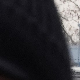 Manifestantes protestan contra las redadas de inmigración frente al centro de procesamiento de Broadview, cerca de Chicago.