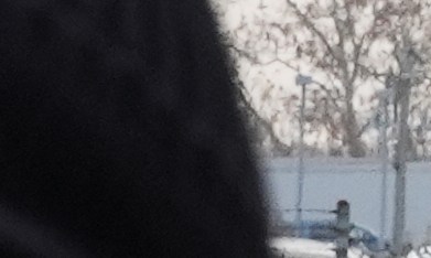 Manifestantes protestan contra las redadas de inmigración frente al centro de procesamiento de Broadview, cerca de Chicago.