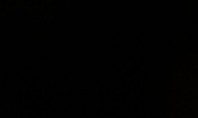 Un trabajador muestra una tubería residencial de plomo y su reemplazo por una tubería de cobre.