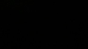 Un trabajador muestra una tubería residencial de plomo y su reemplazo por una tubería de cobre.