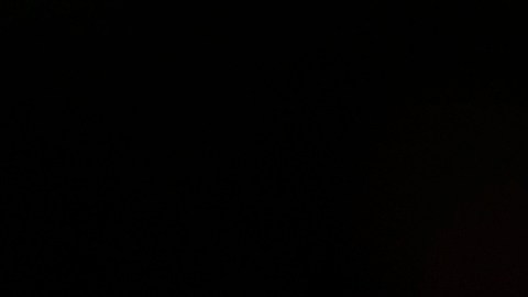 Un trabajador muestra una tubería residencial de plomo y su reemplazo por una tubería de cobre.