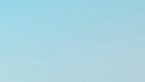 Un bombardero B-52 estadounidense recarga combustible en pleno vuelo.