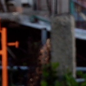 Personas caminan en una calle de La Habana, Cuba, ciudad afectada por apagones causado por el bloqueo energético impuesto a la isla por el gobierno de EEUU.