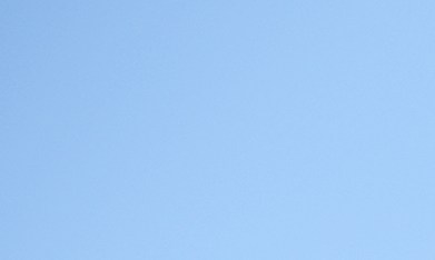 Trabajadores sacan un busto de César Chavez en el Parque César E. Chavez de Denver, el 19 de marzo del 2026.