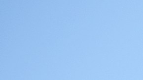 Trabajadores sacan un busto de César Chavez en el Parque César E. Chavez de Denver, el 19 de marzo del 2026.