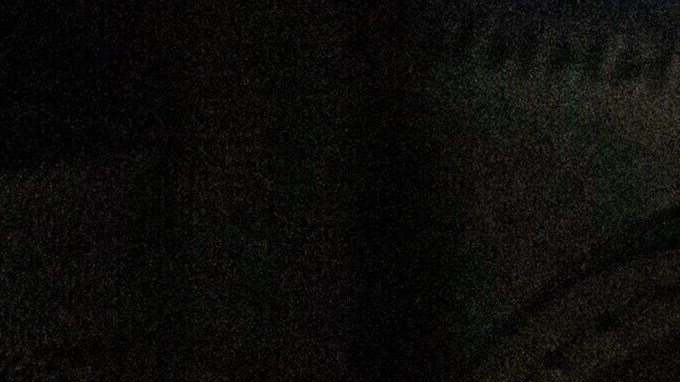 Un agente federal con una placa del Servicio de Inmigración y Control de Aduanas de Estados Unidos.