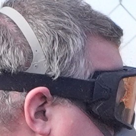 Un agente de ICE lanza spray de pimienta contra un manifestante que protesta contra las redadas de inmigración.