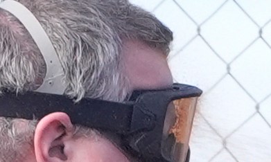 Un agente de ICE lanza spray de pimienta contra un manifestante que protesta contra las redadas de inmigración.