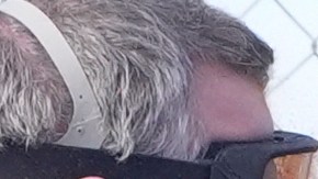 Un agente de ICE lanza spray de pimienta contra un manifestante que protesta contra las redadas de inmigración.