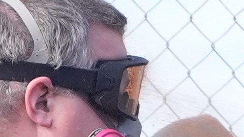 Un agente de ICE lanza spray de pimienta contra un manifestante que protesta contra las redadas de inmigración.