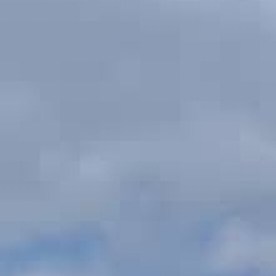 Personas miran en Teheán, capital de Irán, humo producido por explosiones de los ataques lanzados por Estados Unidos e Israel contra Irán.
