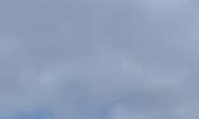 Personas miran en Teheán, capital de Irán, humo producido por explosiones de los ataques lanzados por Estados Unidos e Israel contra Irán.