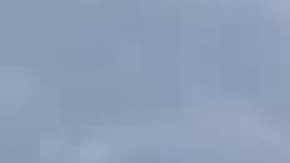 Personas miran en Teheán, capital de Irán, humo producido por explosiones de los ataques lanzados por Estados Unidos e Israel contra Irán.