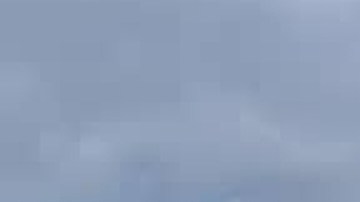 Personas miran en Teheán, capital de Irán, humo producido por explosiones de los ataques lanzados por Estados Unidos e Israel contra Irán.