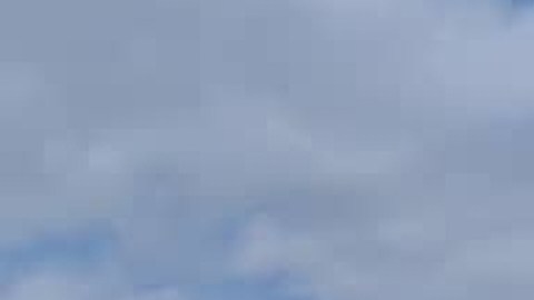 Personas miran en Teheán, capital de Irán, humo producido por explosiones de los ataques lanzados por Estados Unidos e Israel contra Irán.