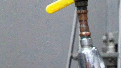 Un trabajador en una planta procesadora de pollo en California.