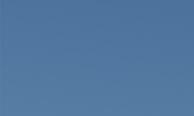 Fotografía cedida por el Comité de Apoyo Mijente donde se muestra una de las más de 200 vallas publicitarias contra el Servicio de Inmigración y Aduanas (ICE) visibles desde este lunes en distintas ciudades de Estados Unidos. Las vallas fueron instaladas en el marco de una campaña que critica el alto coste que sus violentos operativos tienen para los contribuyentes.