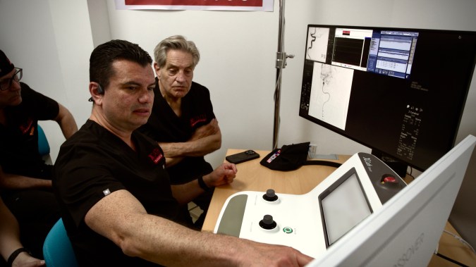 El Dr. Vitor Mendes Pereira y el Dr. Fred Moll en la sala de control de la Clínica Norte en Santiago de Panamá durante la primera cirugía telerrobótica para derrame cerebral del mundo