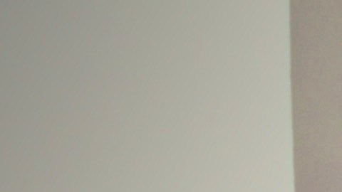 El Dr. Vitor Mendes Pereira opera un derrame cerebral a distancia desde la sala de control de la Clínica Norte en Santiago de Panamá con el sistema XCath Iris