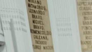 La activista María García (izq.) y su hijo Juventino Yizak sosteniendo el certificado de reconocimiento que se le entregó a esta mujer luchadora por los derechos de los mexicanos en ambos lados de la frontera. (Foto cortesía de Juventino Yizak)