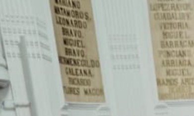 La activista María García (izq.) y su hijo Juventino Yizak sosteniendo el certificado de reconocimiento que se le entregó a esta mujer luchadora por los derechos de los mexicanos en ambos lados de la frontera. (Foto cortesía de Juventino Yizak)