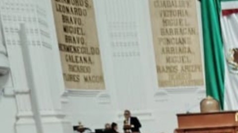 La activista María García (izq.) y su hijo Juventino Yizak sosteniendo el certificado de reconocimiento que se le entregó a esta mujer luchadora por los derechos de los mexicanos en ambos lados de la frontera. (Foto cortesía de Juventino Yizak)