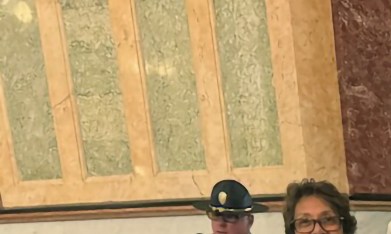Adriana Carpio (izq., con su pequeño nieto) y líderes de la organización POWER-PAC IL / COFI con la senadora estatal Karina Villa. (Cortesía COFI)
