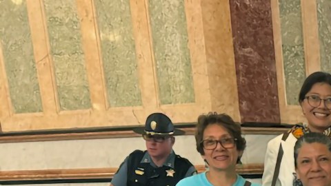 Adriana Carpio (izq., con su pequeño nieto) y líderes de la organización POWER-PAC IL / COFI con la senadora estatal Karina Villa. (Cortesía COFI)