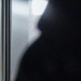 Agentes federales de Inmigración y Aduanas sacan a un hombre de un ascensor cuando él y su hija intentaban marcharse tras una vista en una corte de inmigración.