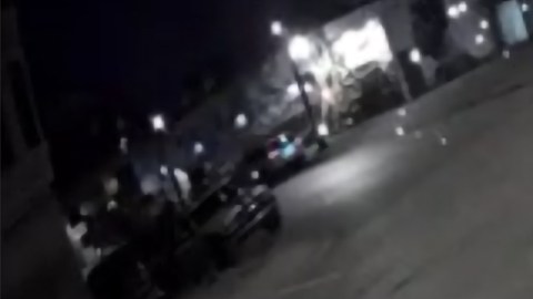 Una cámara de seguridad captó la explosión afuera de la casa del concejal Byron Sigcho. (Cortesía/Captura de video)
