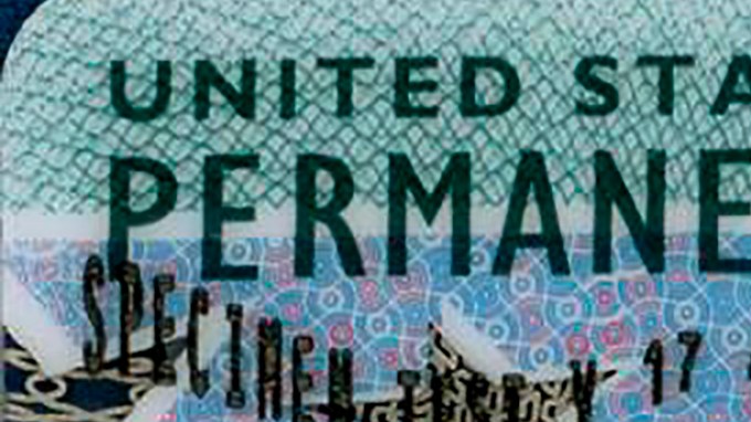Un ejemplo de una tarjeta de residente permanente, conocida como 'green card'. (USCIS)