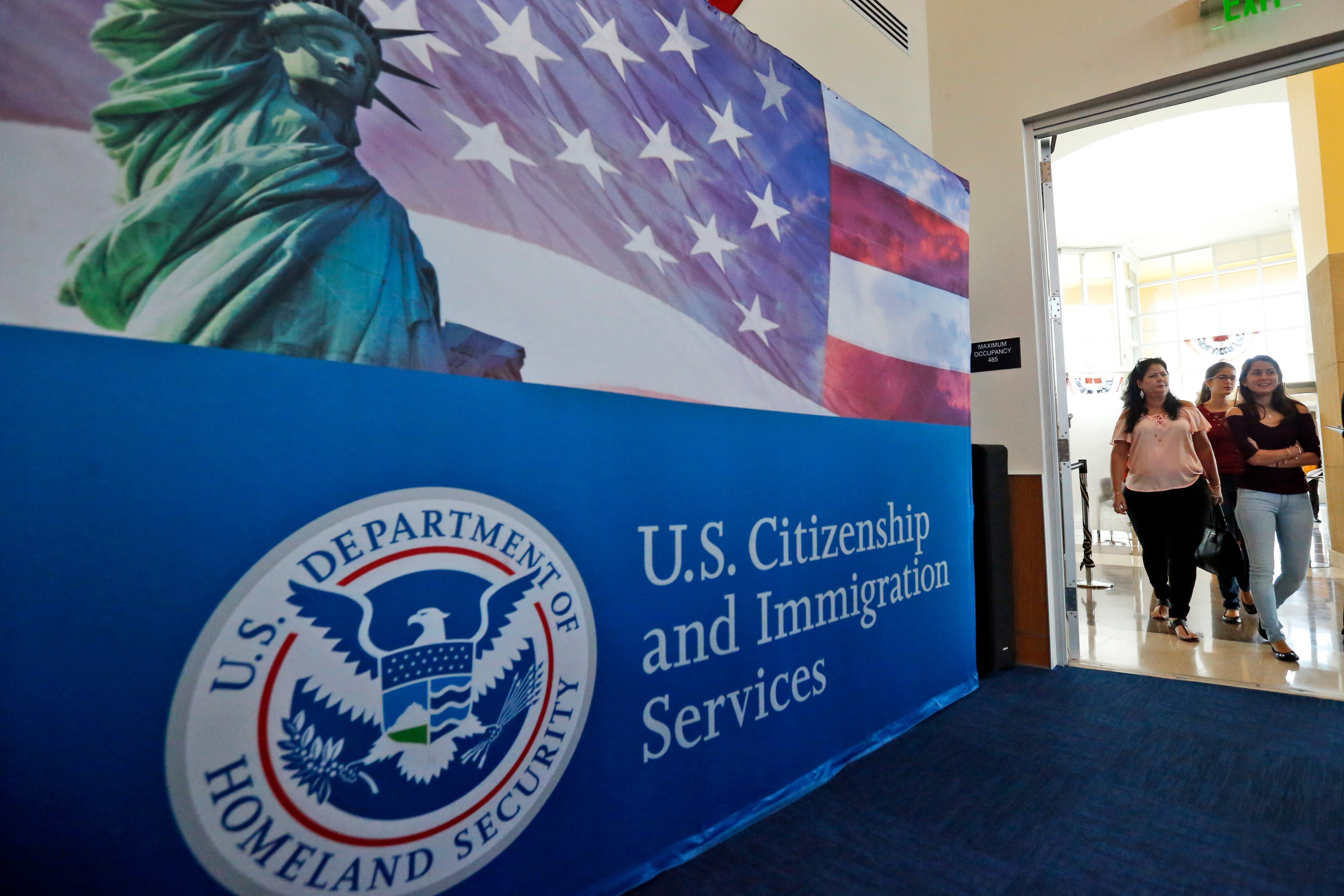 Trump planea una nueva tarifa de más de $100,000 para gestionar una visa H-1B