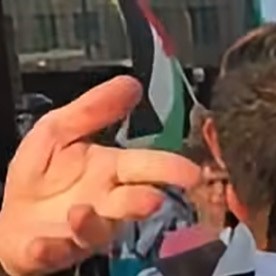Andy Thayer (centro) al ser arrestado por la Policía de Chicago durante una protesta contra la guerra en Irán llevada a cabo frente a la Torre Trump de Chicago. (Facebook / Andy Thayer)