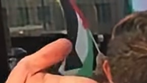 Andy Thayer (centro) al ser arrestado por la Policía de Chicago durante una protesta contra la guerra en Irán llevada a cabo frente a la Torre Trump de Chicago. (Facebook / Andy Thayer)