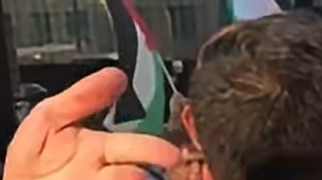 Andy Thayer (centro) al ser arrestado por la Policía de Chicago durante una protesta contra la guerra en Irán llevada a cabo frente a la Torre Trump de Chicago. (Facebook / Andy Thayer)